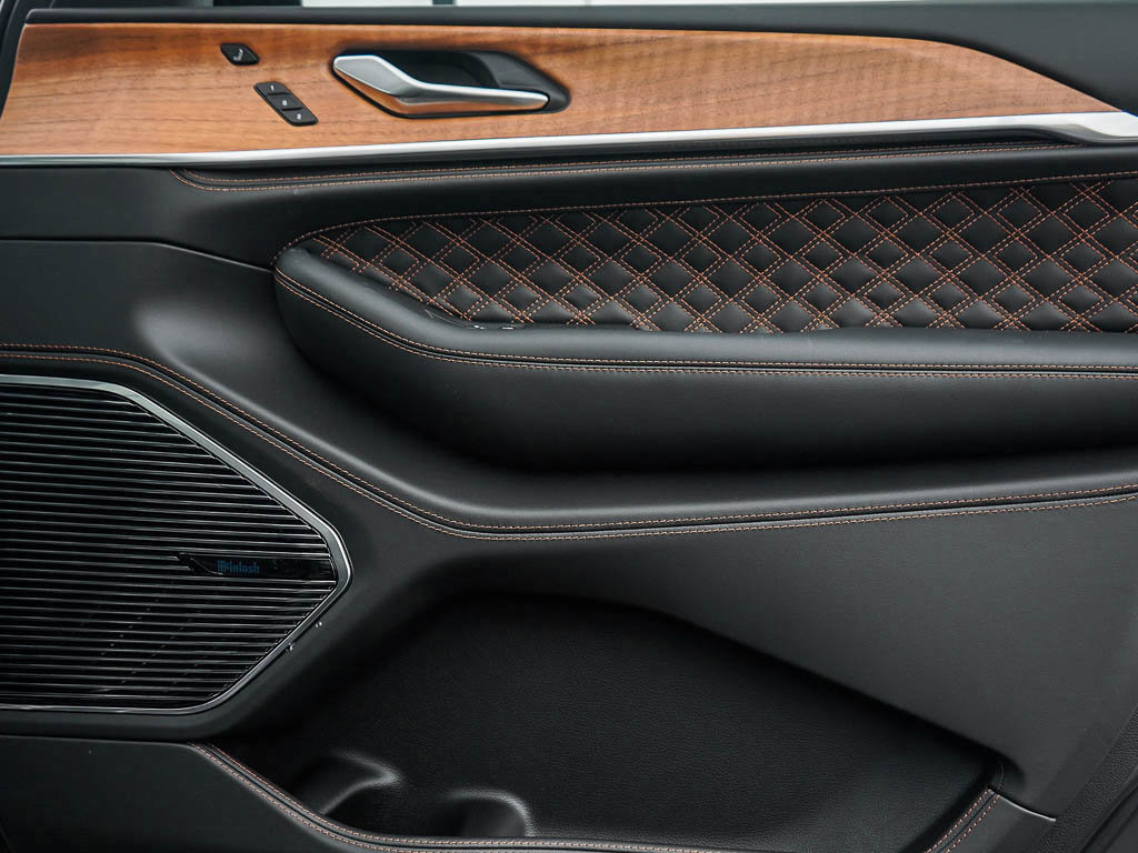 New 2025 Jeep Grand Cherokee Summit image 9