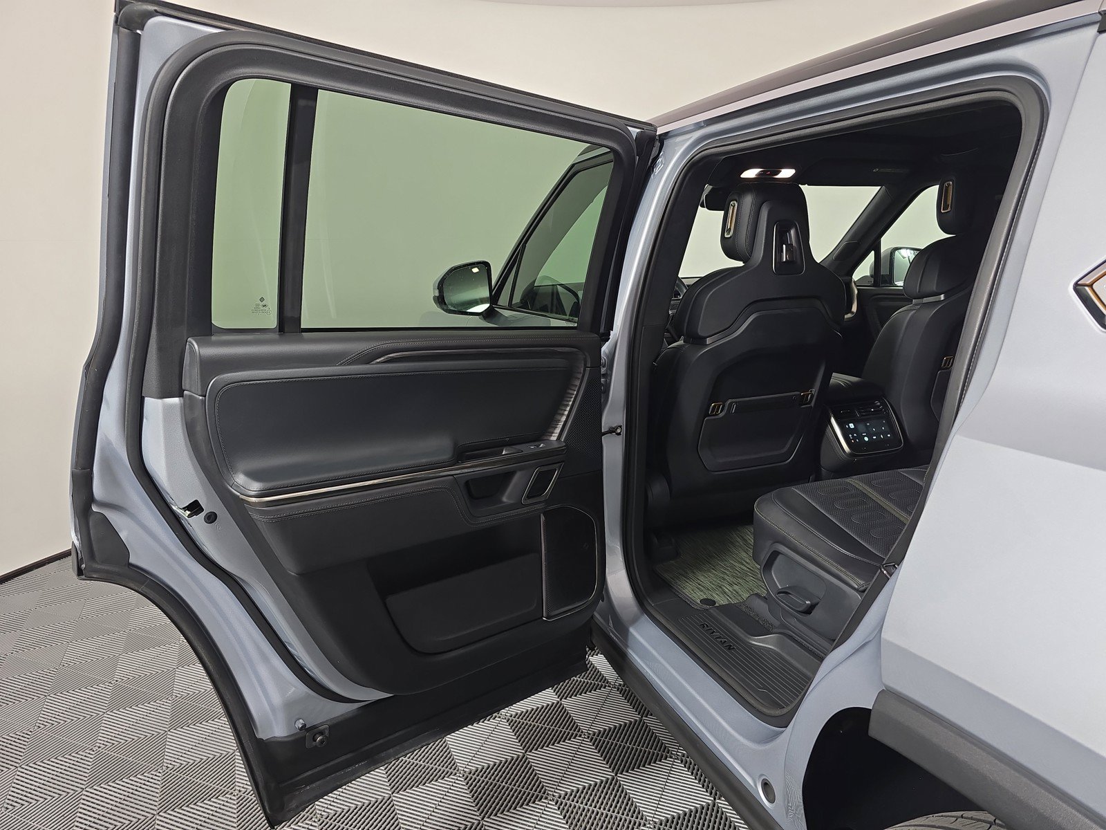 Used 2023 Rivian R1S Adventure AWD/4WD image 17