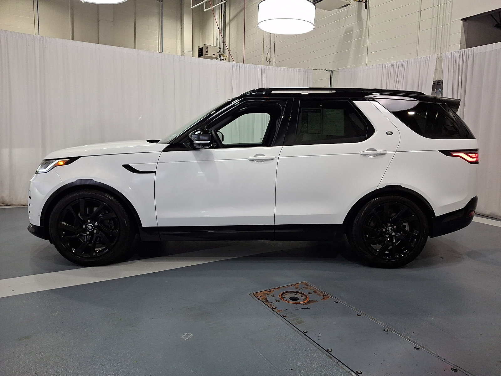 Certified 2025 Land Rover Discovery Dynamic SE AWD/4WD image 7