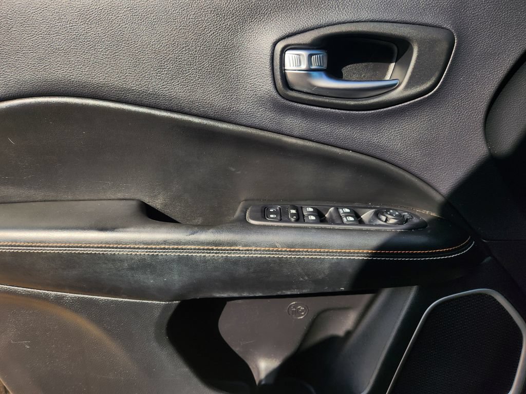 Used 2018 Jeep Compass Latitude w/ Popular Equipment Group FWD image 23