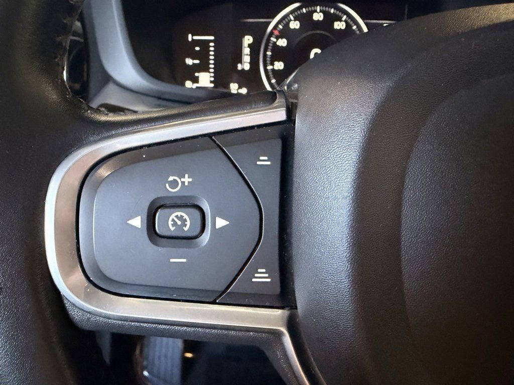 Used 2018 Volvo XC60 T5 Momentum image 16