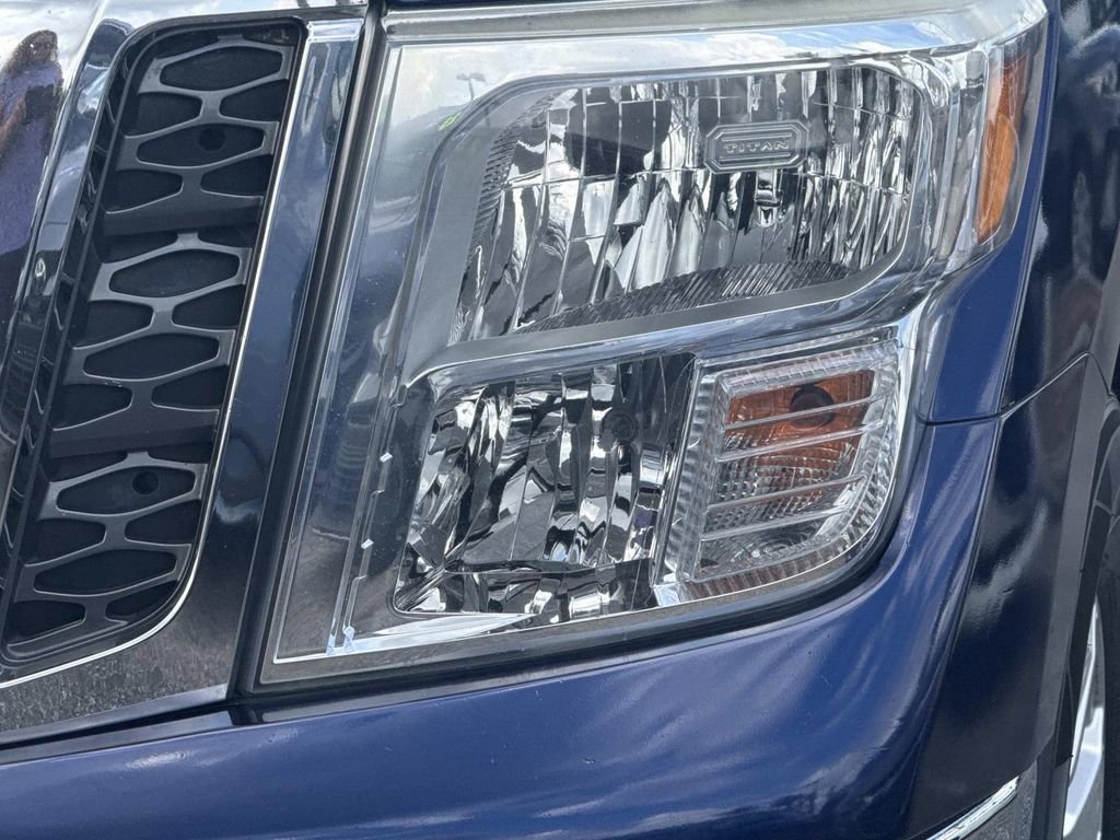 Used 2018 Nissan Titan SV w/ SV Convenience Package RWD image 10