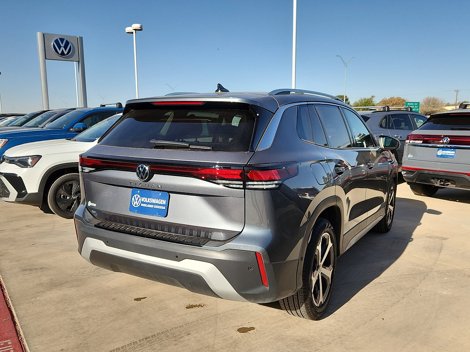 Certified 2025 Volkswagen Tiguan SE image 7