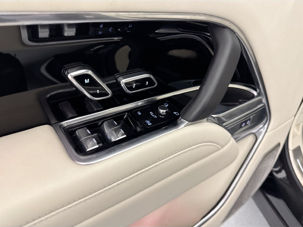 Certified 2025 Land Rover Range Rover Autobiography AWD/4WD image 18