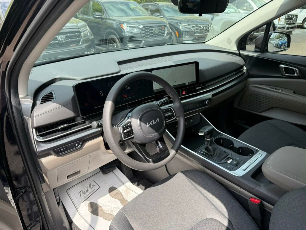 Used 2026 Kia Carnival LX FWD image 3