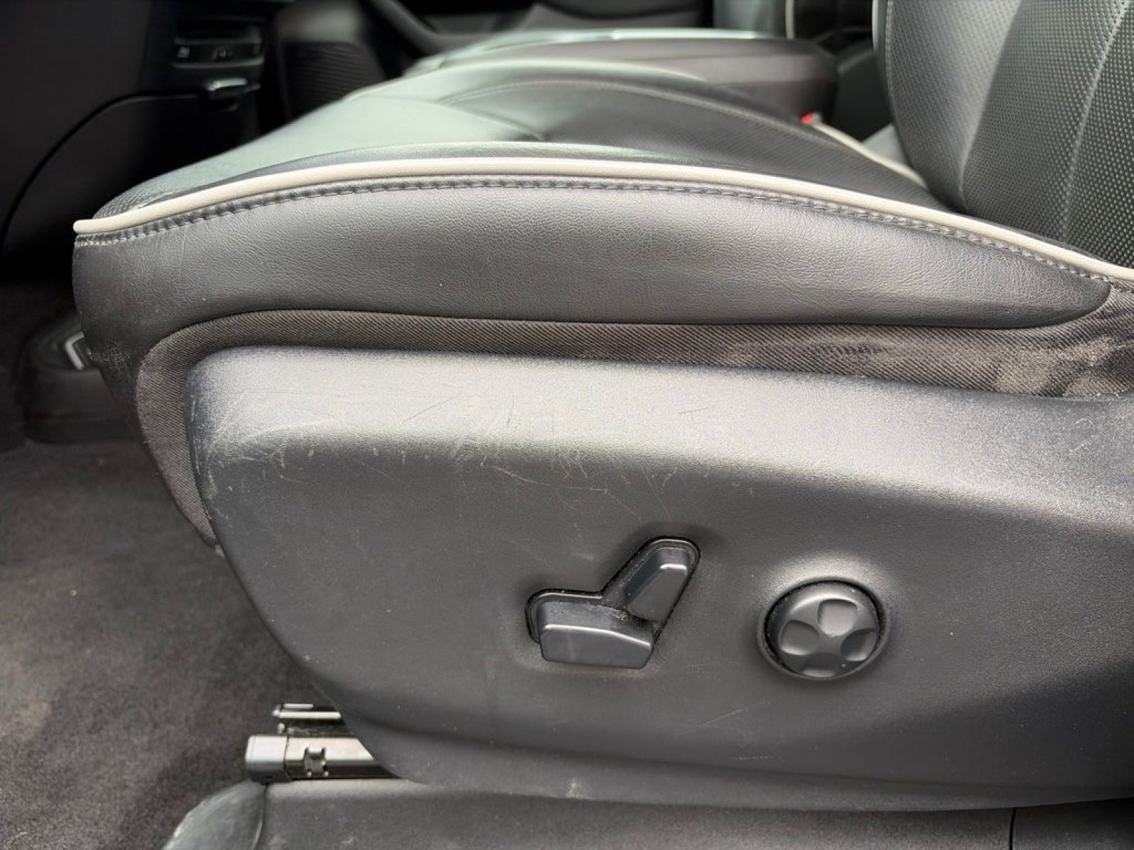 Used 2020 Chrysler Pacifica Limited w/ Advanced Safetytec Group FWD image 12