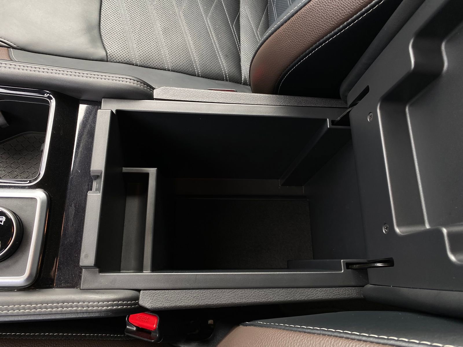 Used 2024 Nissan Pathfinder Platinum w/ Black Appearance Package image 18