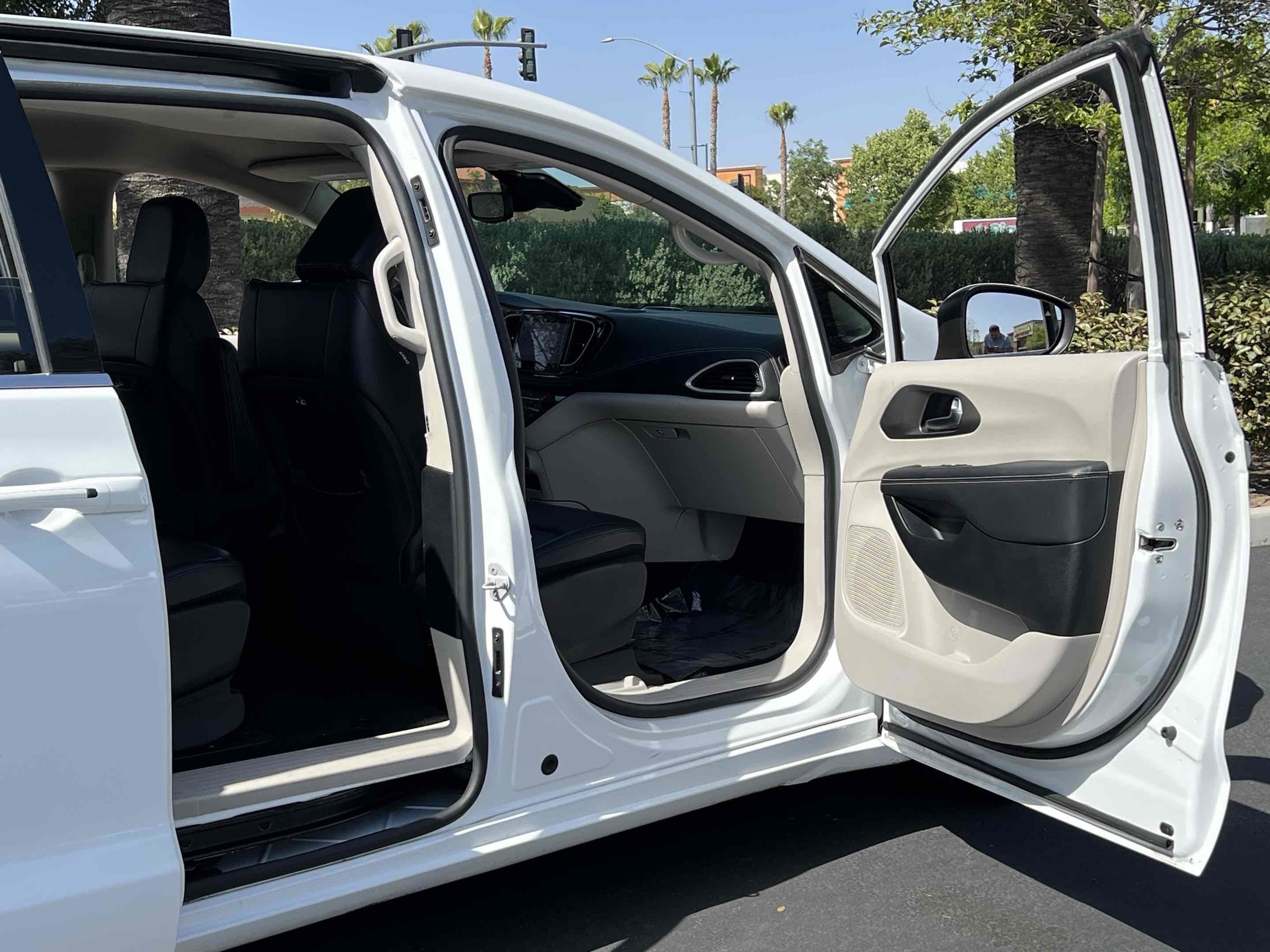 Used 2023 Chrysler Pacifica Touring-L FWD image 47