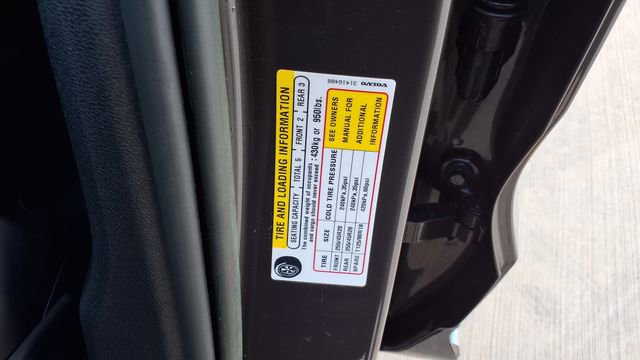 Used 2023 Volvo XC60 B5 Plus image 31