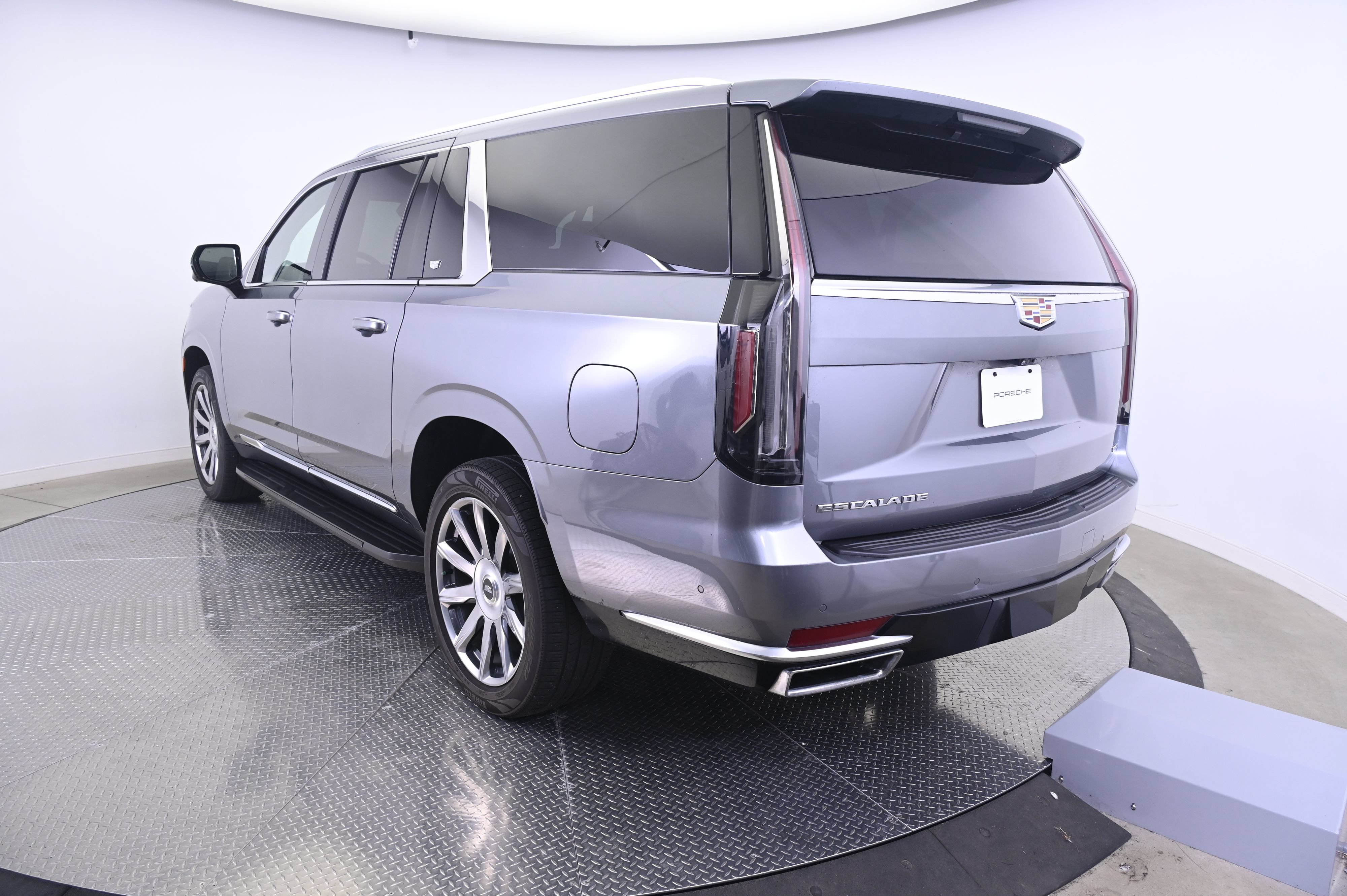 Used 2022 Cadillac Escalade ESV Premium Luxury Platinum AWD/4WD image 3