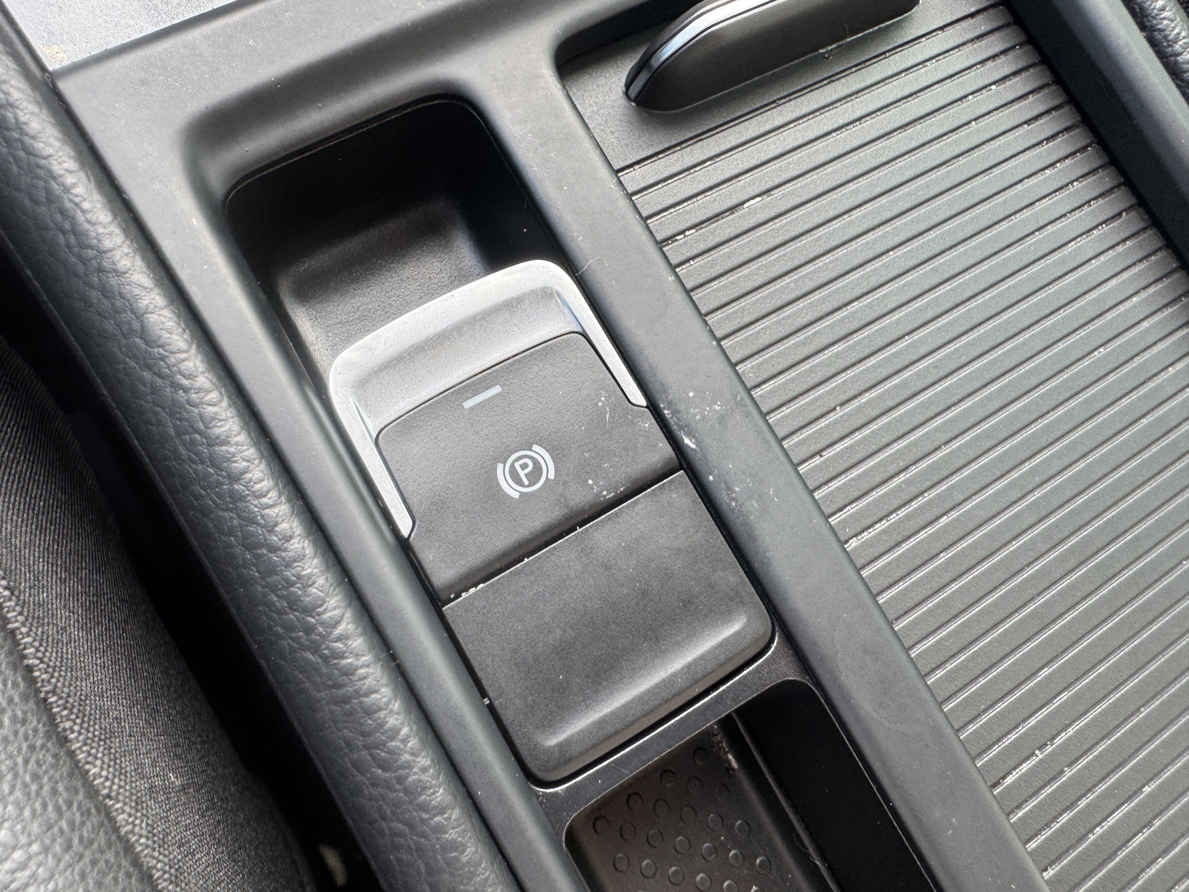 Used 2015 Volkswagen e-Golf SEL Premium image 31