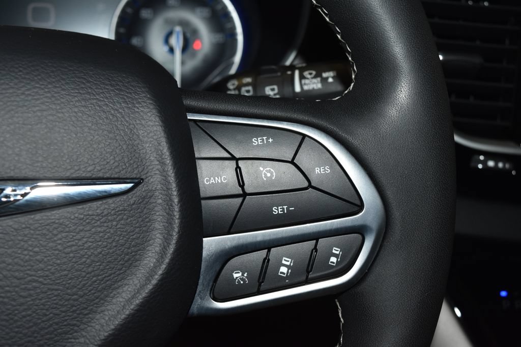 Used 2023 Chrysler Pacifica Touring-L FWD image 10