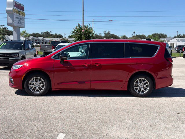 Used 2025 Chrysler Pacifica Select FWD image 2