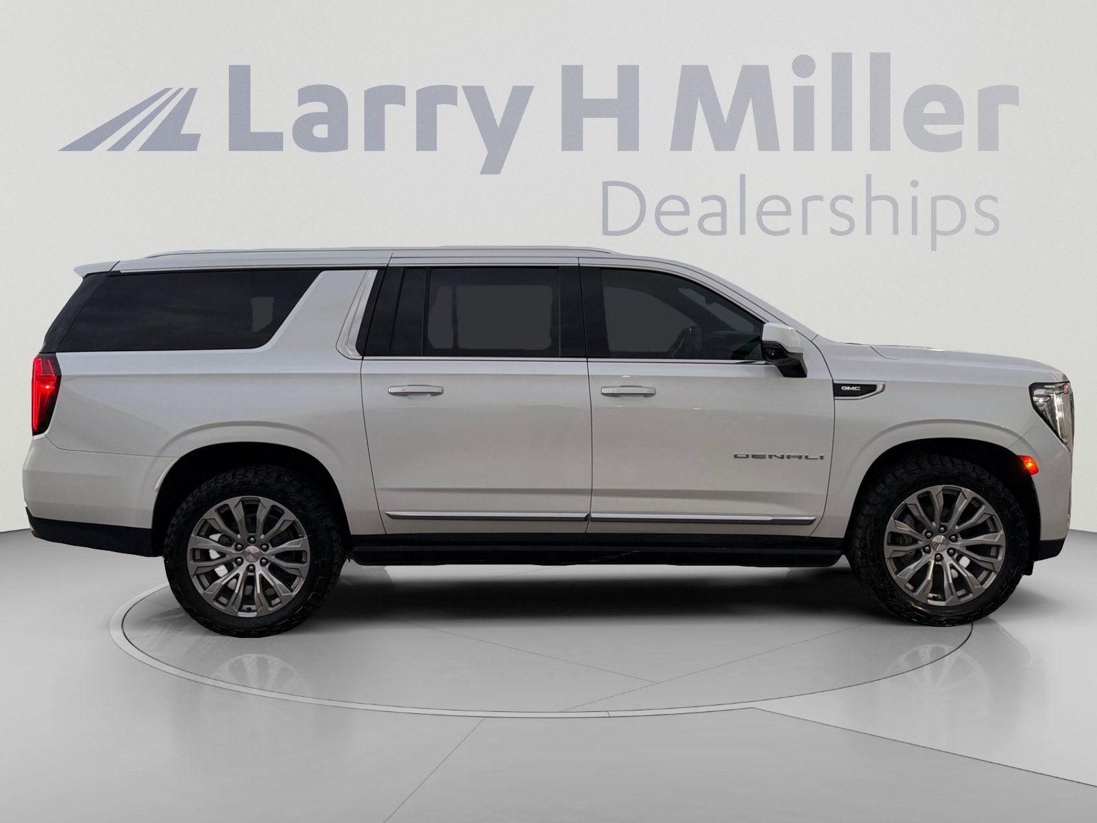 Used 2023 GMC Yukon XL Denali AWD/4WD image 6