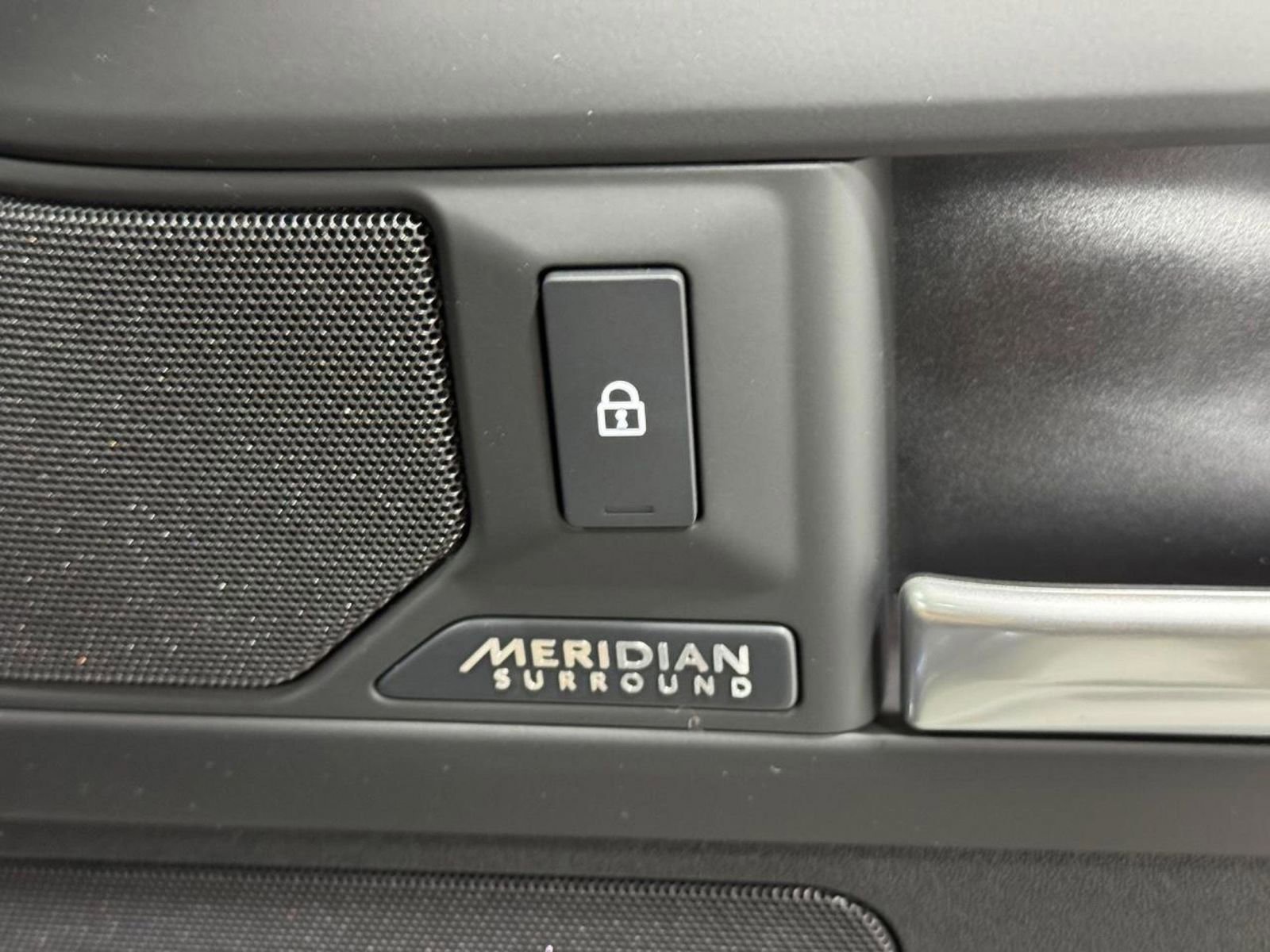 New 2026 Land Rover Defender 130 X-Dynamic SE image 22