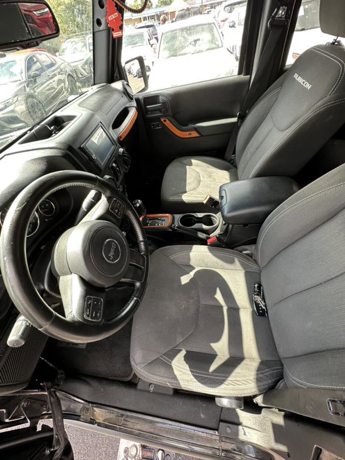 Used 2015 Jeep Wrangler Unlimited Rubicon w/ Connectivity Group AWD/4WD image 15