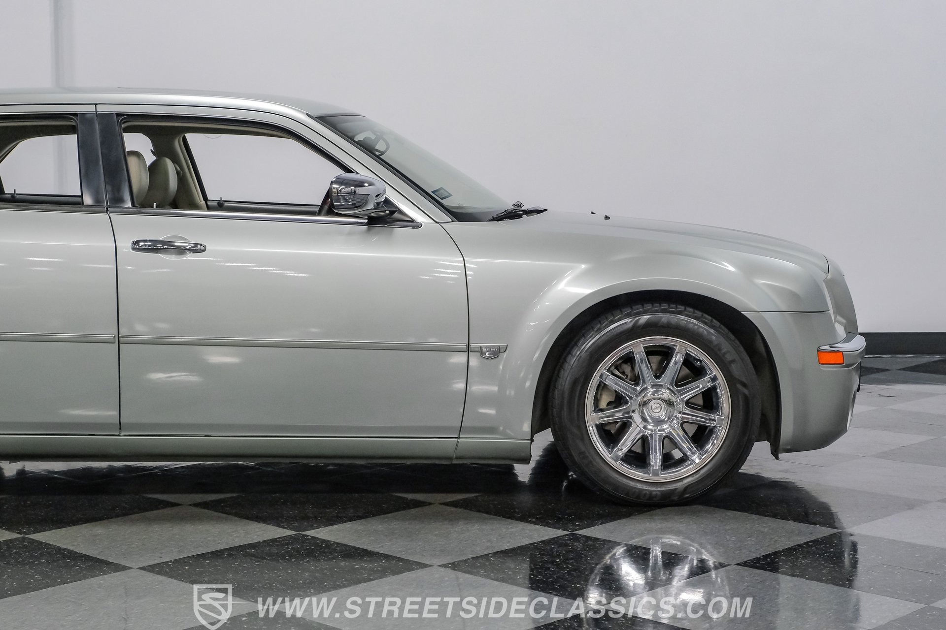 Used 2005 Chrysler 300 C w/ Navigation & Sound Group II RWD image 30