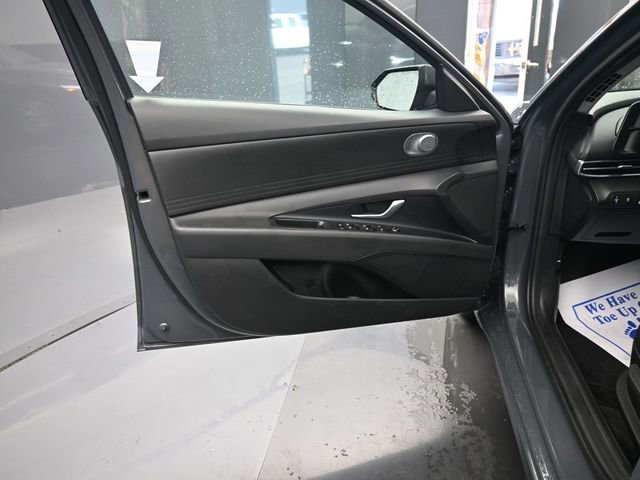 Used 2025 Hyundai Elantra SE image 9