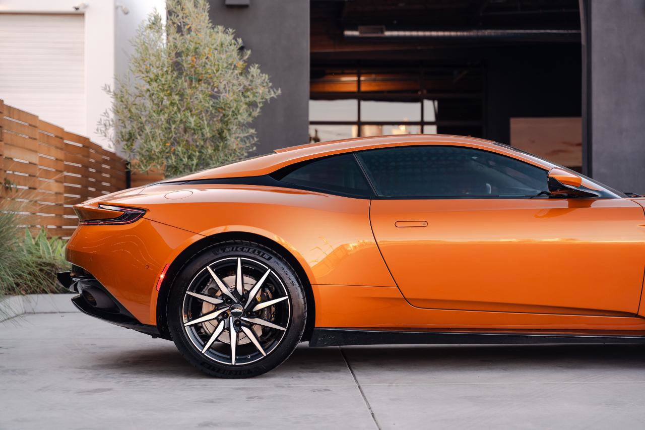 Used 2018 Aston Martin DB11 Coupe image 18
