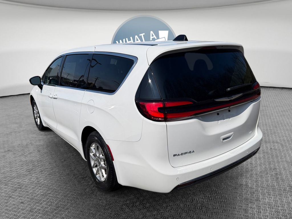 Certified 2024 Chrysler Pacifica Touring-L image 6