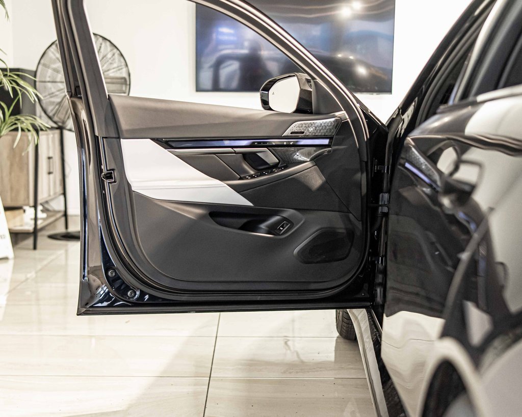 Used 2025 BMW M5 w/ Carbon Package image 30