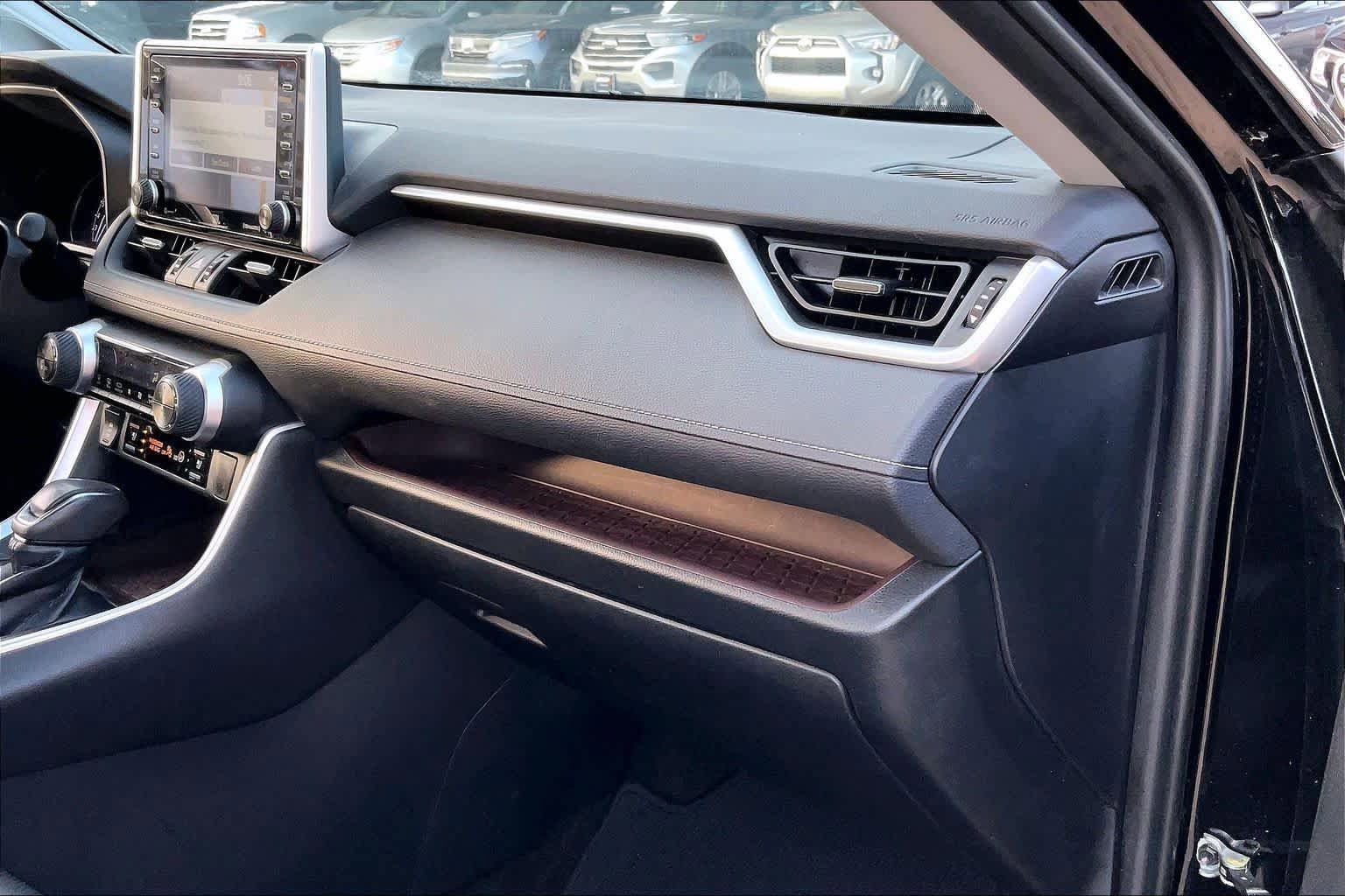 Used 2019 Toyota RAV4 Limited w/ Cold Weather Package FWD image 18