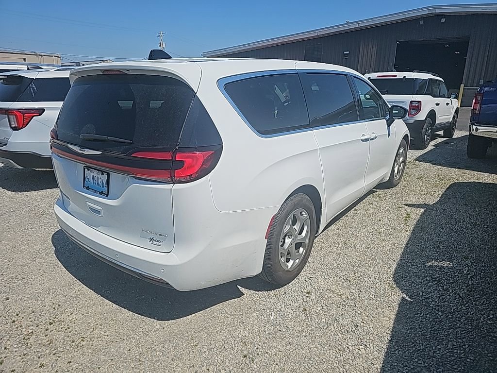 Used 2024 Chrysler Pacifica Limited image 7