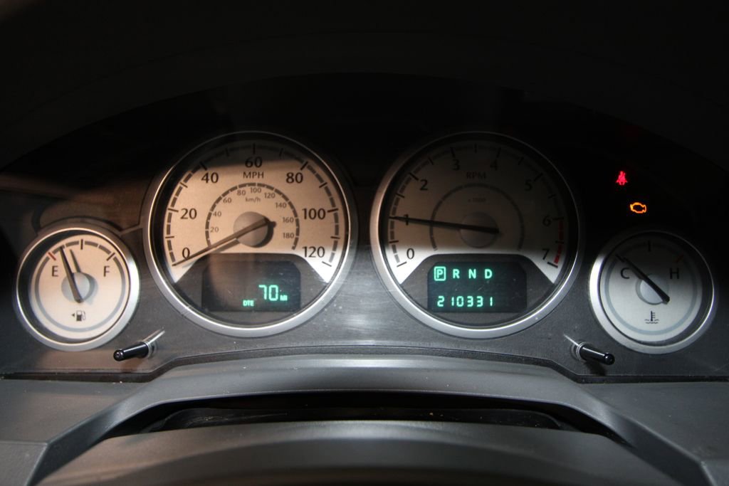 Used 2010 Chrysler Town & Country Touring image 10