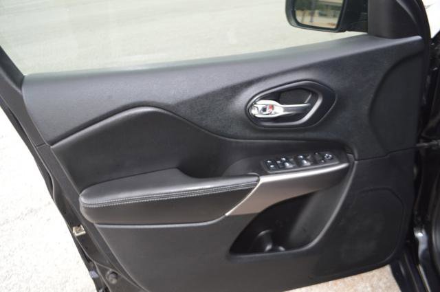 Used 2019 Jeep Cherokee Latitude w/ Popular Appearance Group image 11