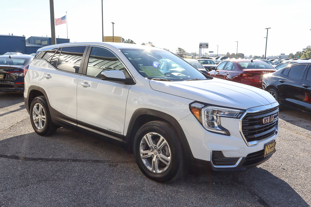 Used 2024 GMC Terrain SLE image 3