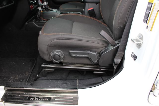 Used 2023 Jeep Gladiator Mojave w/ Cold Weather Group image 31