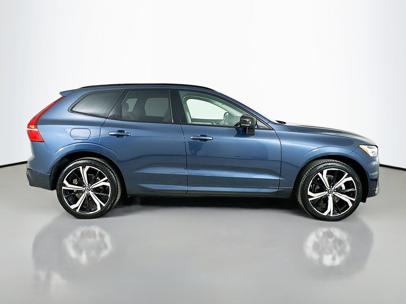 Used 2025 Volvo XC60 B5 Ultra w/ Protection Package Premier AWD/4WD image 4