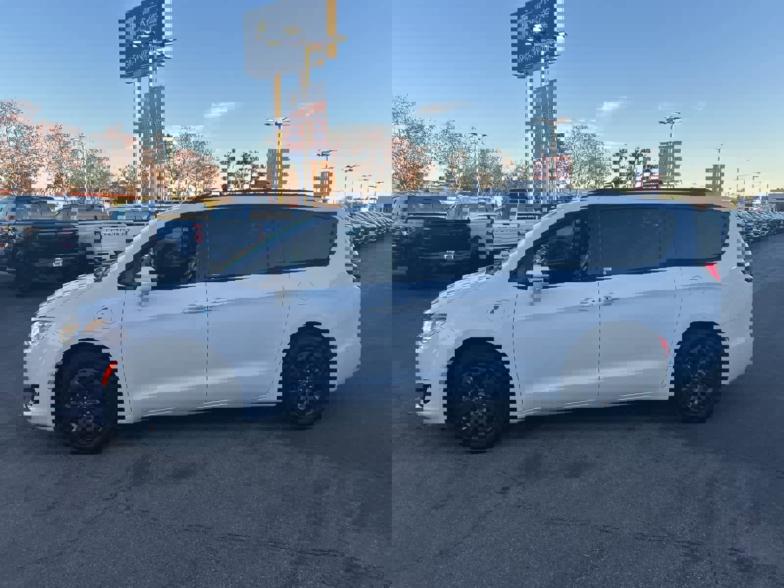 Used 2020 Chrysler Pacifica Limited w/ Advanced Safetytec Group image 4