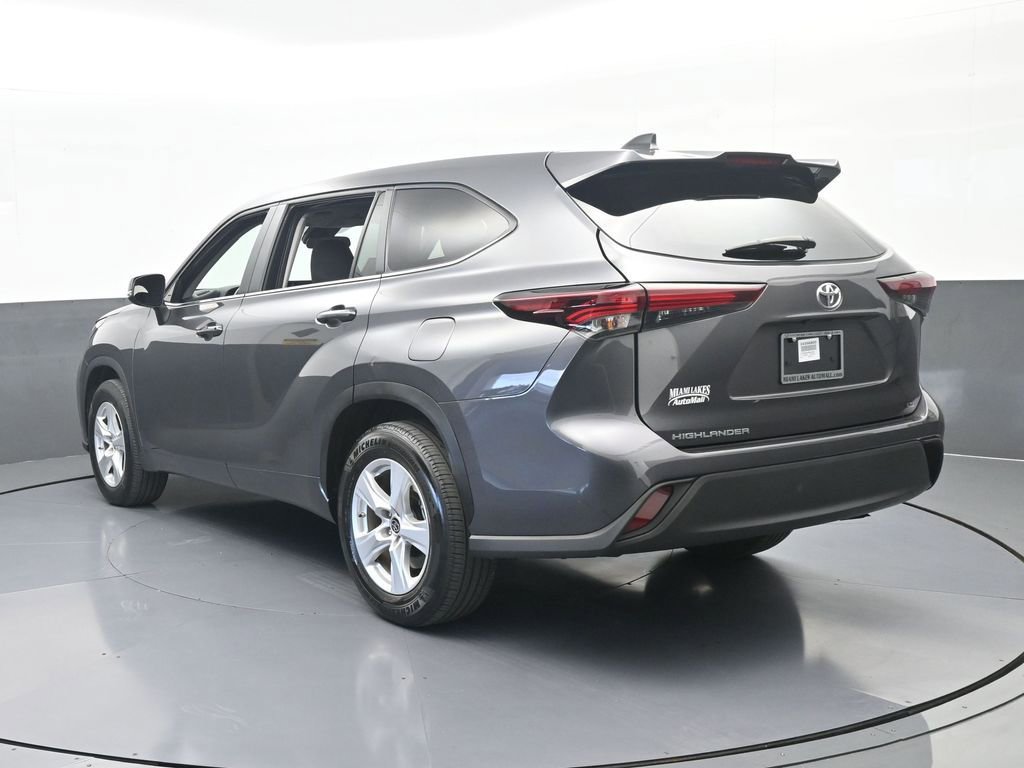 Used 2024 Toyota Highlander LE image 4
