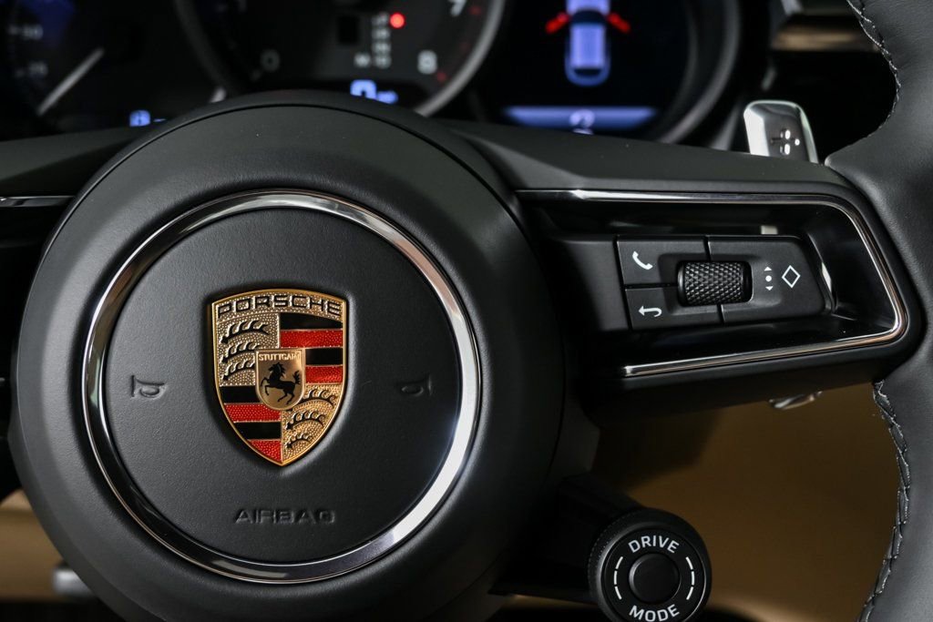 Certified 2025 Porsche Macan image 11