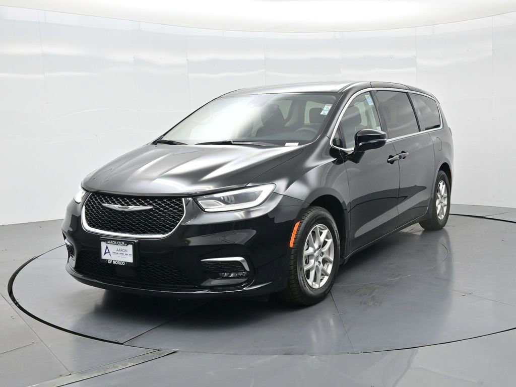 Used 2024 Chrysler Pacifica Touring-L image 3