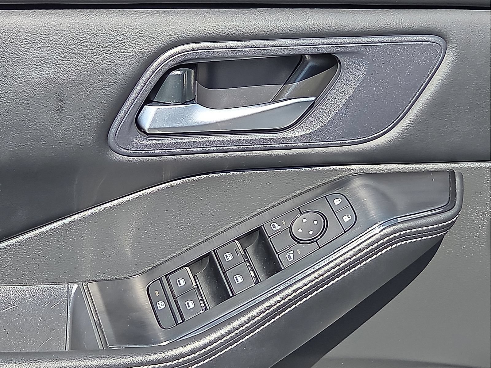 Used 2025 Nissan Rogue SV FWD image 13