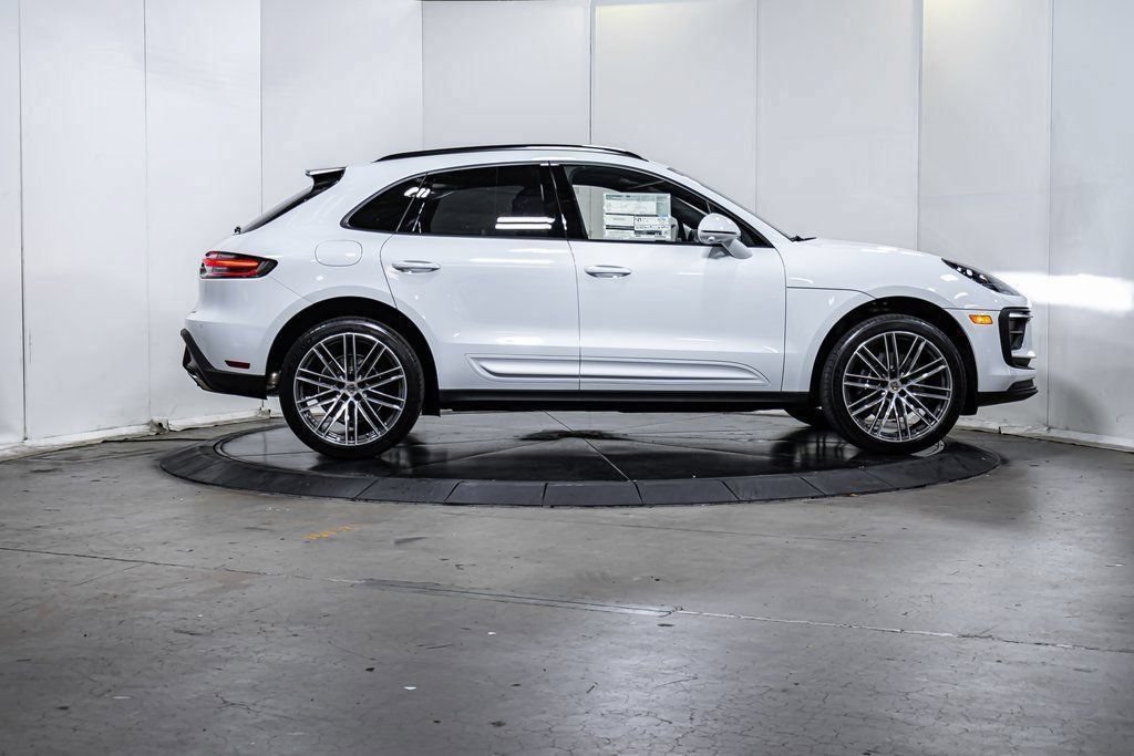 Certified 2025 Porsche Macan AWD/4WD image 8