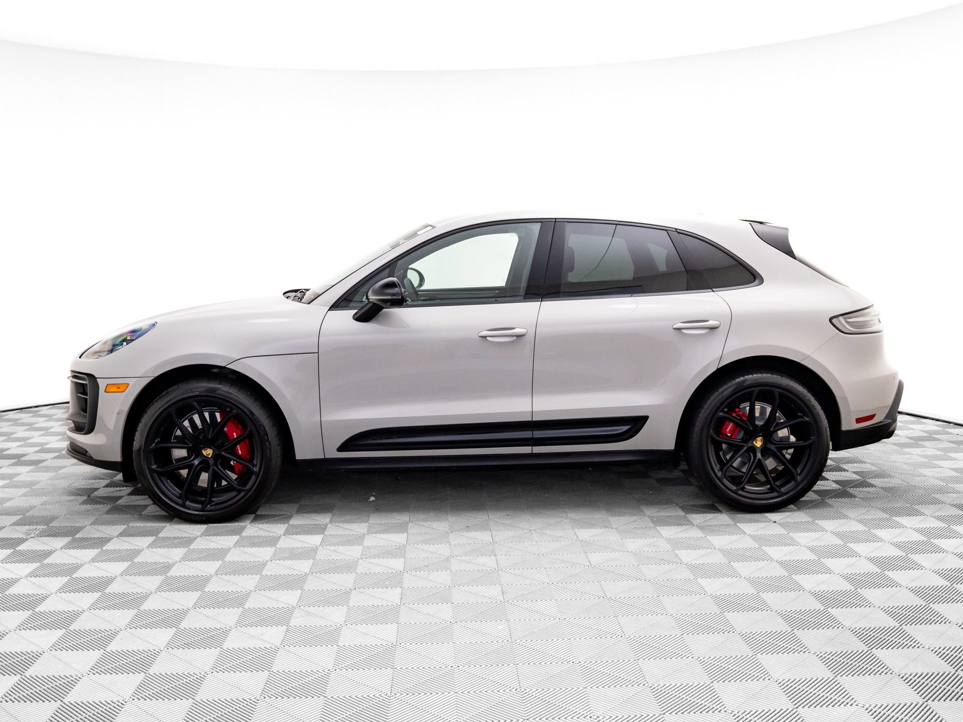 Certified 2024 Porsche Macan GTS image 2