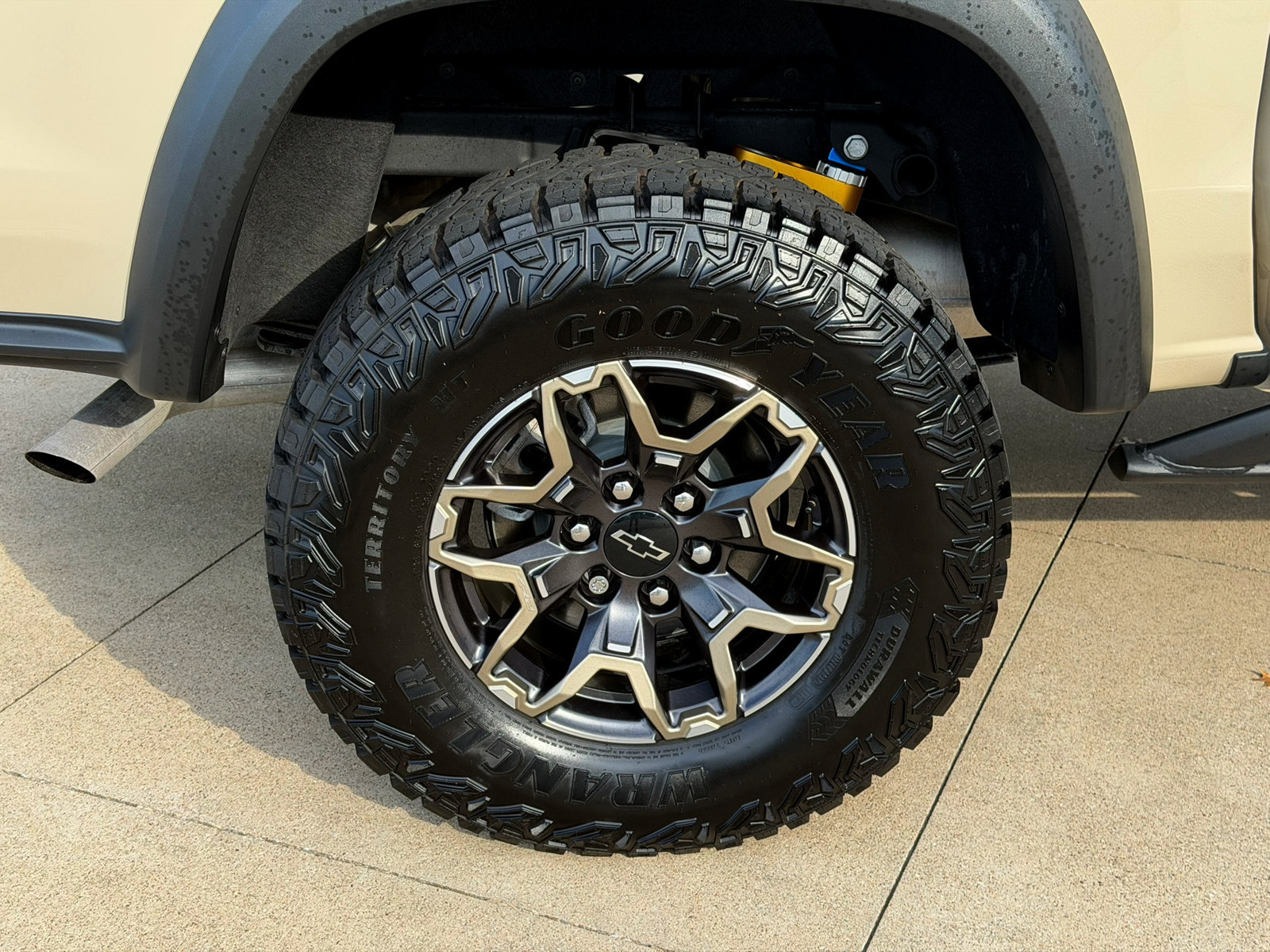 Used 2024 Chevrolet Colorado ZR2 w/ Technology Package AWD/4WD image 8