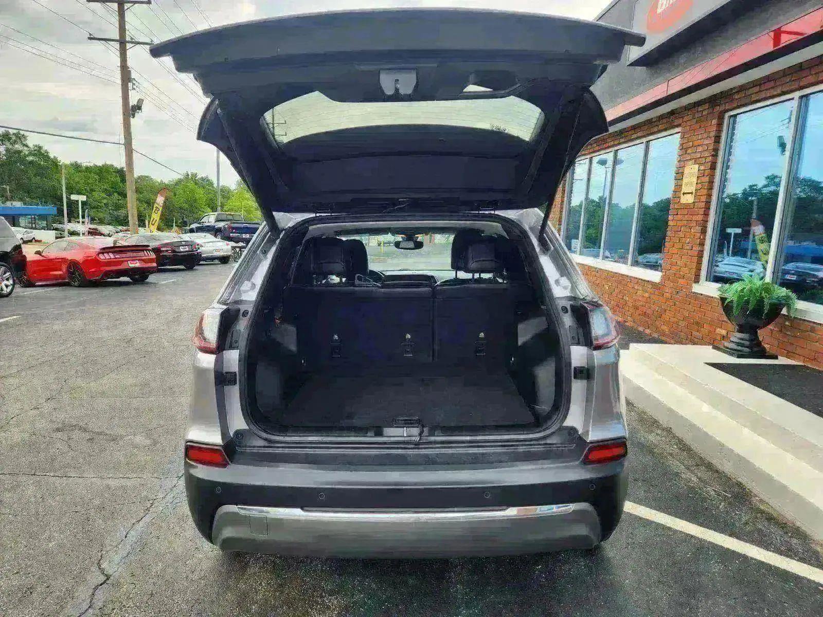 Used 2019 Jeep Cherokee Limited image 35