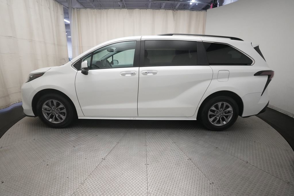 Used 2025 Toyota Sienna XLE FWD image 25