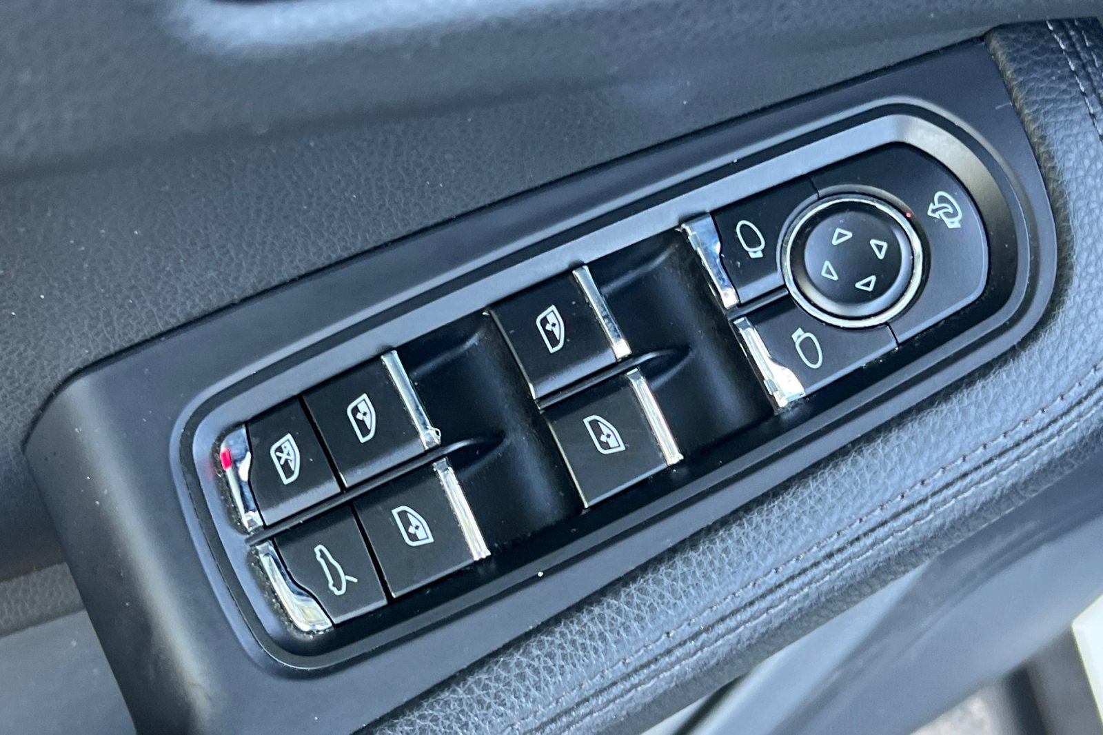 Used 2024 Porsche Macan AWD/4WD image 12