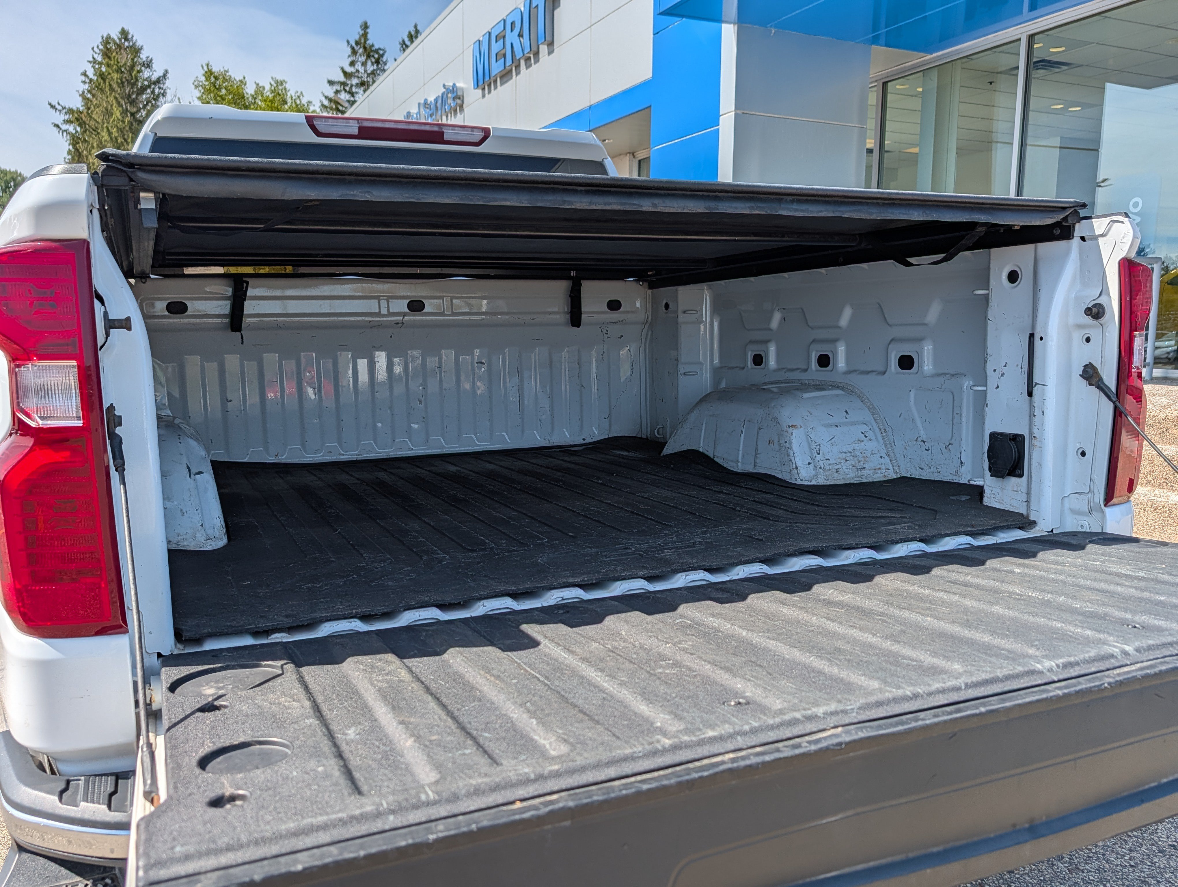 Used 2022 Chevrolet Silverado 1500 LT AWD/4WD image 10
