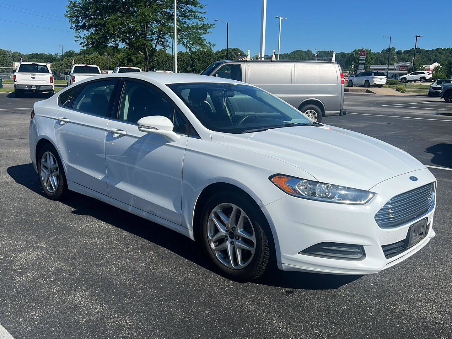 Used 2015 Ford Fusion SE FWD image 2