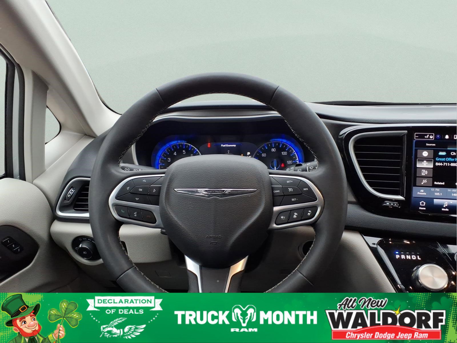 Used 2023 Chrysler Pacifica Touring-L image 10