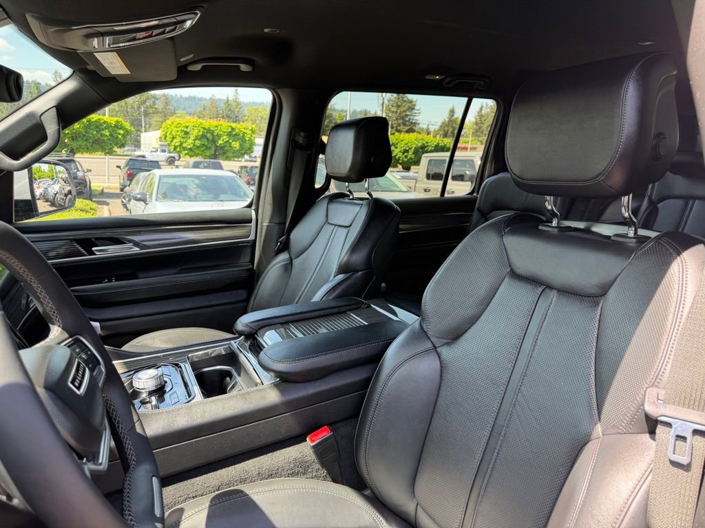 Used 2022 Jeep Wagoneer Series III w/ Flexible Seating Group AWD/4WD image 17