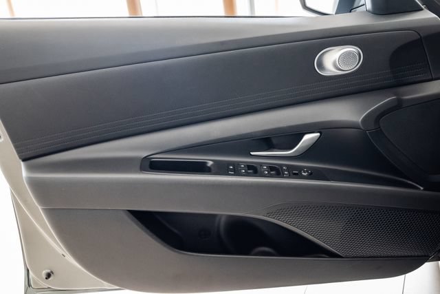 Certified 2025 Hyundai Elantra SE FWD image 8