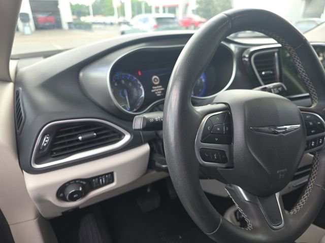 Used 2023 Chrysler Pacifica Touring-L FWD image 9