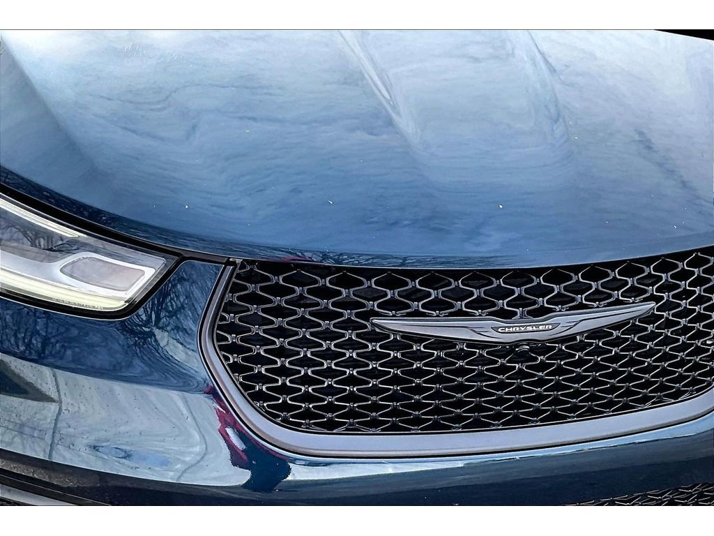 Used 2025 Chrysler Pacifica Limited image 32